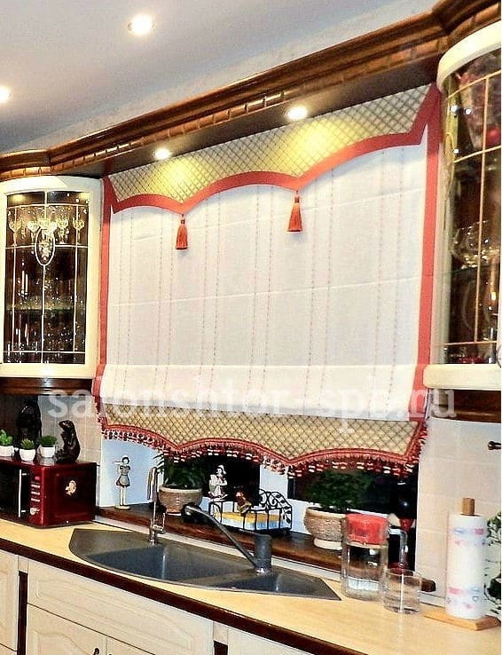 Римская штора на кухне с фигурным низом