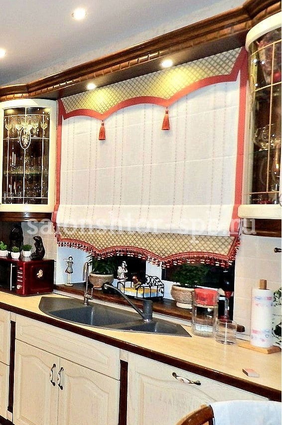 Римская штора на кухне с фигурным низом